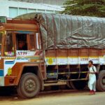 En brunt fordon, troligtvis en lastbil, står parkerad vid vägkanten.